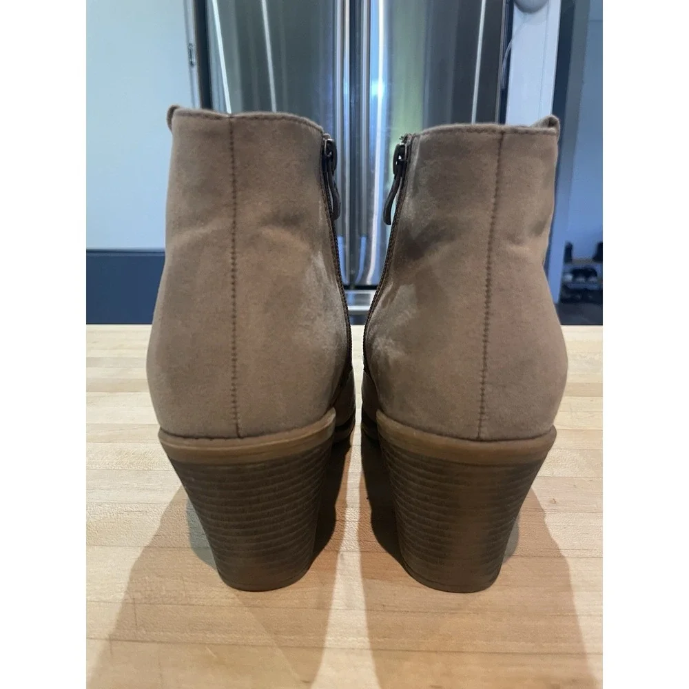 Jessica Cline Baylee Beige Tan Faux Suede Ankle Boots Booties Women's Size 8M